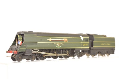 Lot 336 - Graham Farish 1950's 00 Gauge SR green Battle of Britain Class 21C90 'Sir Eustace Missenden'