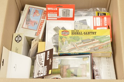 Lot 399 - OO Gauge Trackside Kits and Accessories (40+)