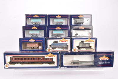 Lot 434 - Bachmann 00 Gauge Goods and Passenger Rolling Stock