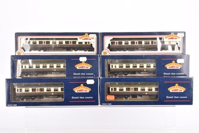 Lot 445 - Bachmann 00 Gauge GWR Collett chocolate and cream Coaches