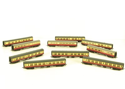 Lot 467 - Bachmann and Hornby 00 Gauge BR crimson and cream Coaching stock