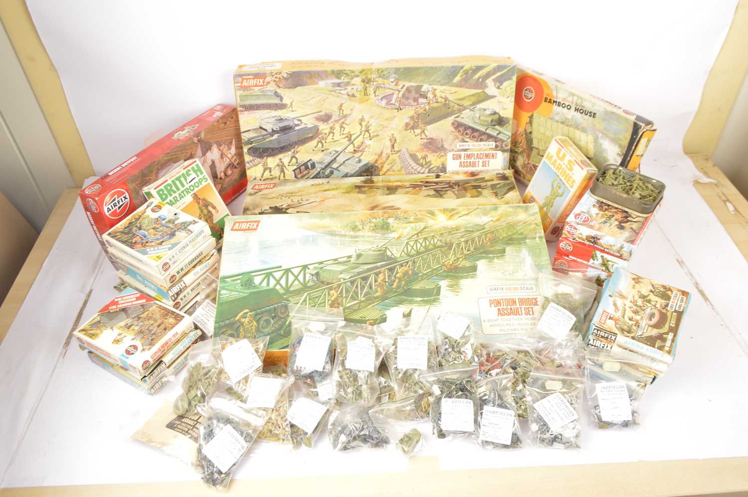 Lot 317 - Large collection of Airfix 00 Gauge 1:72 mainly WW2 Soldiers and Gun Emplacement sets and Buildings