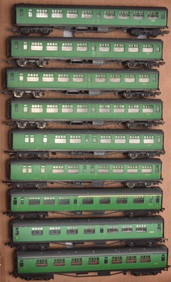 Lot 470 - Bachmann 00 Gauge BR SR green Mk1 Coaches