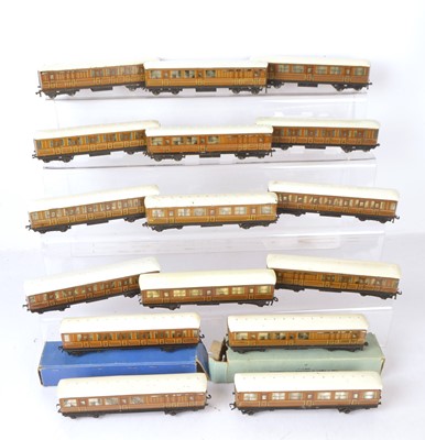 Lot 515 - Hornby-Dublo 00 Gauge 3-Rail boxed and unboxed D1 LNER Teak Corridor Coaches (16)