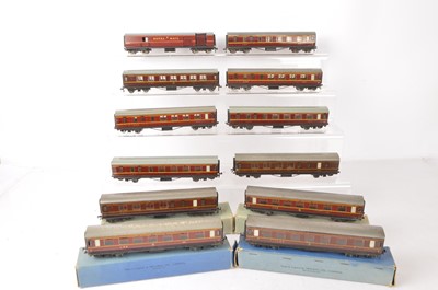 Lot 516 - Hornby-Dublo 00 Gauge 3-Rail boxed and unboxed D3 LMS maroon Corridor Coaches (12)