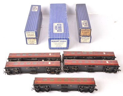 Lot 519 - Hornby-Dublo 00 Gauge 3-Rail boxed and unboxed D22 BR maroon Corridor Coaches (10)