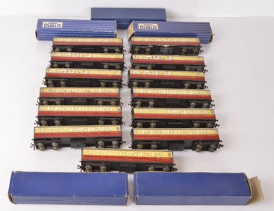 Lot 520 - Hornby-Dublo 00 Gauge 3-Rail boxed and unboxed D11 Gresley BR crimson and cream Corridor Coaches (18)