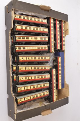 Lot 521 - Hornby-Dublo 00 Gauge 3-Rail boxed and unboxed D12 BR red and cream Corridor Coaches (30)