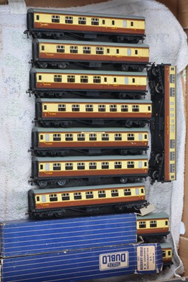 Lot 522 - Hornby-Dublo 00 Gauge 3-Rail boxed and unboxed D20 BR WR chocolate and cream Corridor Coaches (10)