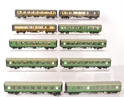 Lot 523 - Hornby-Dublo 00 Gauge 2-Rail unboxed Super Detail BR SR green Corridor Coaches and Pullman Cars (10)