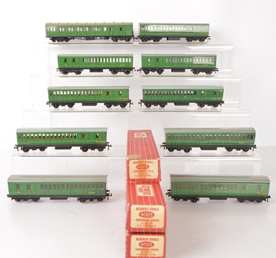 Lot 524 - Twelve Hornby-Dublo 00 Gauge 2-Rail boxed and unboxed BR green short Suburban Coaches and one full length (13)