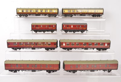 Lot 525 - Hornby-Dublo 00 Gauge 3-Rail unboxed Super Detail BR maroon and BR WR chocolate and cream Coaches including Stove Vans (8)