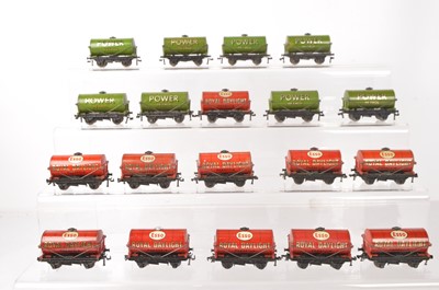 Lot 526 - Hornby-Dublo 00 Gauge 3-Rail unboxed Power Petrol green and Royal Daylight Esso Paraffin red Tank Wagons (19)