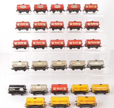 Lot 527 - Hornby-Dublo 00 Gauge 3-Rail unboxed Shell yellow Esso Silver and black and Mobil Vacuum red Oil Tank wagons