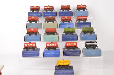 Lot 528 - Hornby-Dublo 00 Gauge 3-Rail boxed Oil Tank Wagons (17)