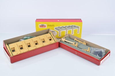 Lot 540 - Hornby-Dublo 00 Gauge 2-Rail Engine Shed and Extensions plastic Kits (3)