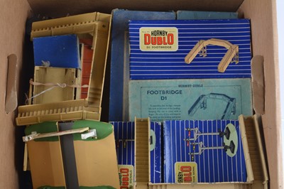 Lot 543 - Hornby-Dublo 00 Gauge 3-Rail metal Stations and Accessories (qty)