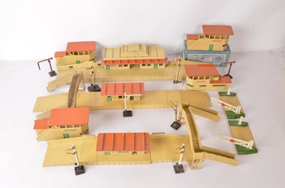 Lot 552 - Hornby-Dublo 00 Gauge 3-Rail metal Station Buildings and Accessories mostly unboxed