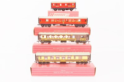 Lot 562 - Hornby-Dublo 00 Gauge 2-Rail Super Detail Stove 6-wheel Coach and maroon Coach and Pullman Cars