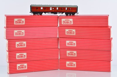 Lot 582 - Hornby-Dublo 00 Gauge 2-rail Super Detail BR maroon Corridor Coaches