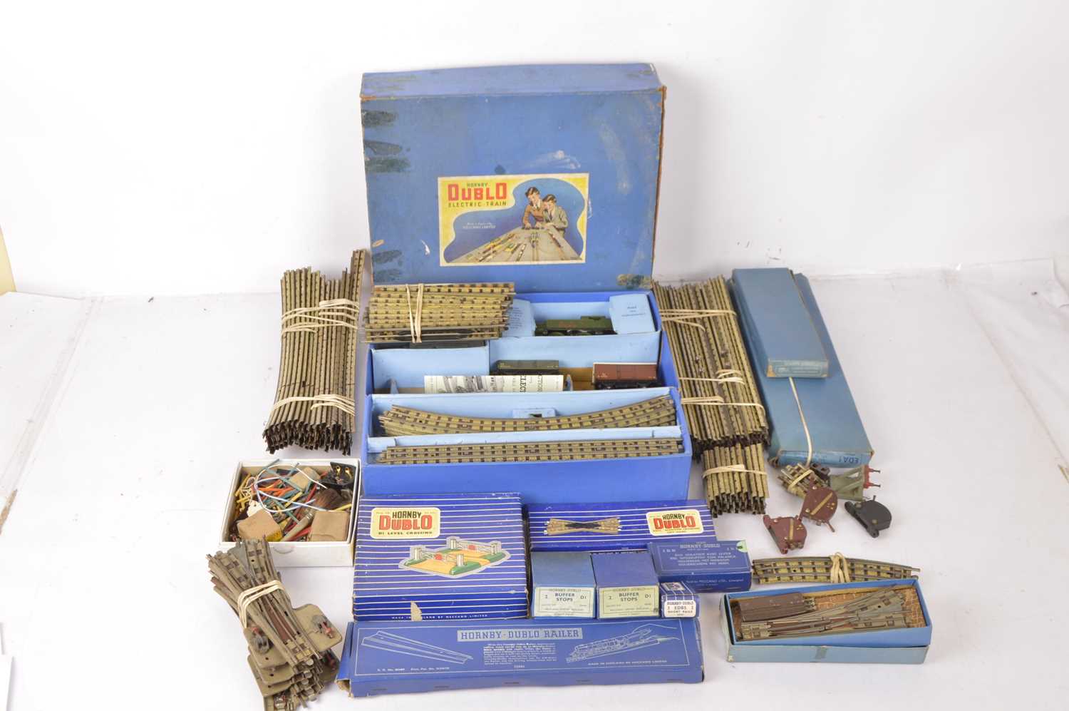 Lot 590 - Hornby-Dublo 00 Gauge 3-rail EDG7 LNER Goods Train Set additional Track and Accessories (qty)