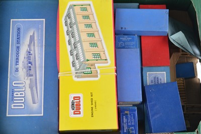 Lot 593 - Hornby-Dublo 00 Gauge 3-rail D1 metal Station Buildings and other Items (14)