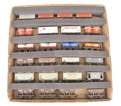 Lot 594 - Wrenn 00 gauge unboxed freight wagons (24)