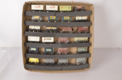 Lot 595 - Wrenn 00 gauge unboxed freight wagons (24)
