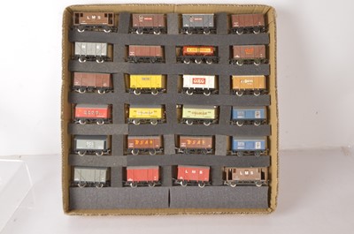 Lot 596 - Wrenn 00 gauge unboxed freight wagons (24)