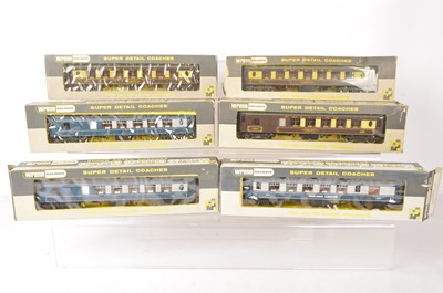 Lot 600 - Wrenn 00 Gauge Chocolate and cream and blue and grey BR Pullman Cars