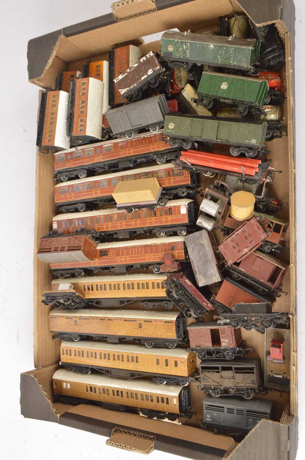 Lot 621 - Tri-ang Hornby Lima 00 gauge Coaches and