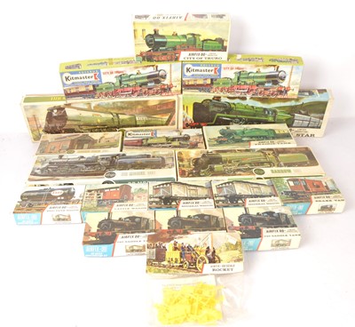 Lot 633 - Kitmaster and Airfix  00 Gauge unmade Locomotives and other models in original boxes (19)