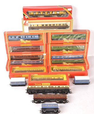 Lot 646 - Lima  00 gauge Diesel Railcar with Hornby and Airfix coaches (18)