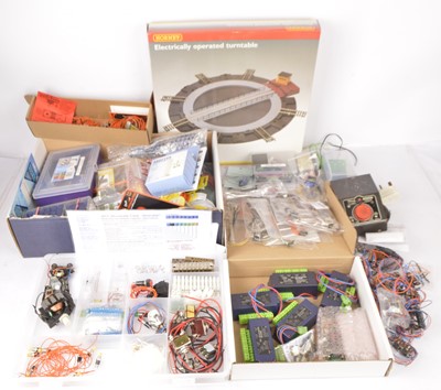 Lot 654 - Hornby Turntable 00 gauge with DCC and other Electronic and Electrical components and accessories (qty)