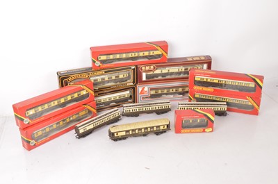 Lot 681 - Hornby Lima Mainline 00 Gauge chocolate/cream GWR and Pullman coaches (12)
