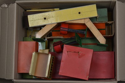 Lot 738 - Hornby 0 Gauge Post-war Scenic Accessories (13)