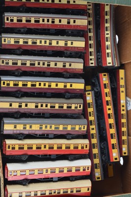 Lot 447 - Tri-ang 00 Gauge BR cream/maroon  coaches (53)