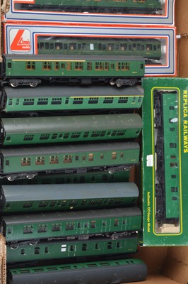 Lot 660 - Lima Bachmann Replica  00 gauge BR SR green Mark 1 coaches (16)