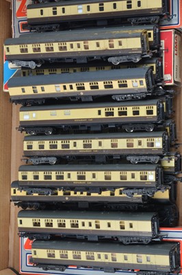 Lot 661 - Lima  00 gauge BR WR chocolate/cream Mark 1 coaches (23)