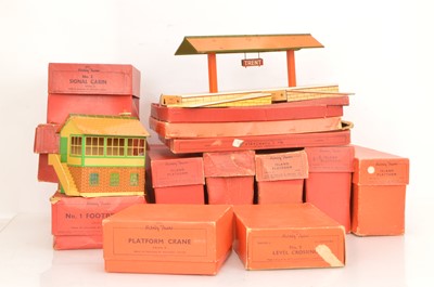 Lot 722 - Boxed post-war Hornby 0 Gauge Island Platforms and other Lineside Accessories (13)