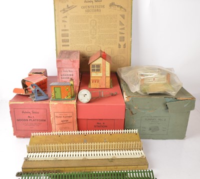 Lot 725 - Boxed and unboxed pre-war Hornby 0 Gauge Lineside Accessories (qty)