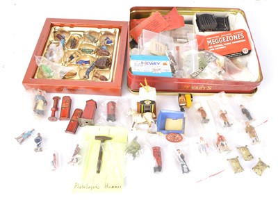 Lot 726 - Smaller Hornby 0 Gauge and Dinky Lineside Figures and Accessories (qty)