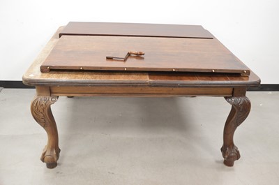 Lot 30 - A Victorian mahogany extendable dining table