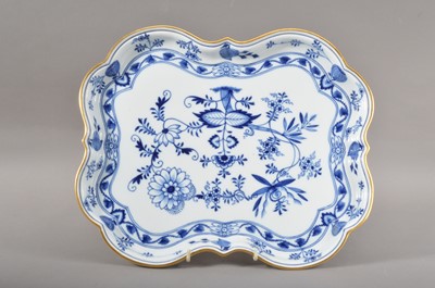 Lot 43 - A 20th century Meissen onion pattern shaped tray