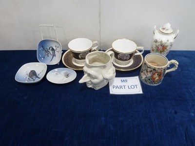 Lot 352 - A mixed lot of ceramics