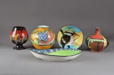 Lot 366 - An assorted collection of ceramics