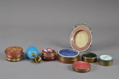 Lot 419 - A collection of dressing table items