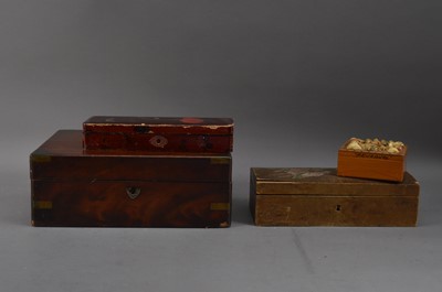 Lot 422 - A collection of boxes