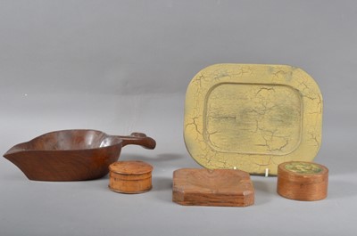 Lot 425 - A small collection of treen items