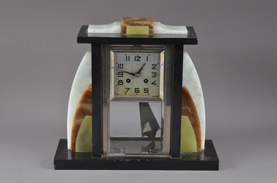 Lot 428 - An Art Deco mantle clock